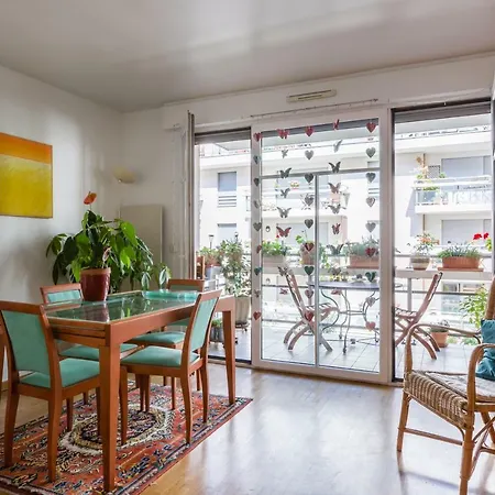 Veeve - A Balcony In Beaugrenelle Apartment